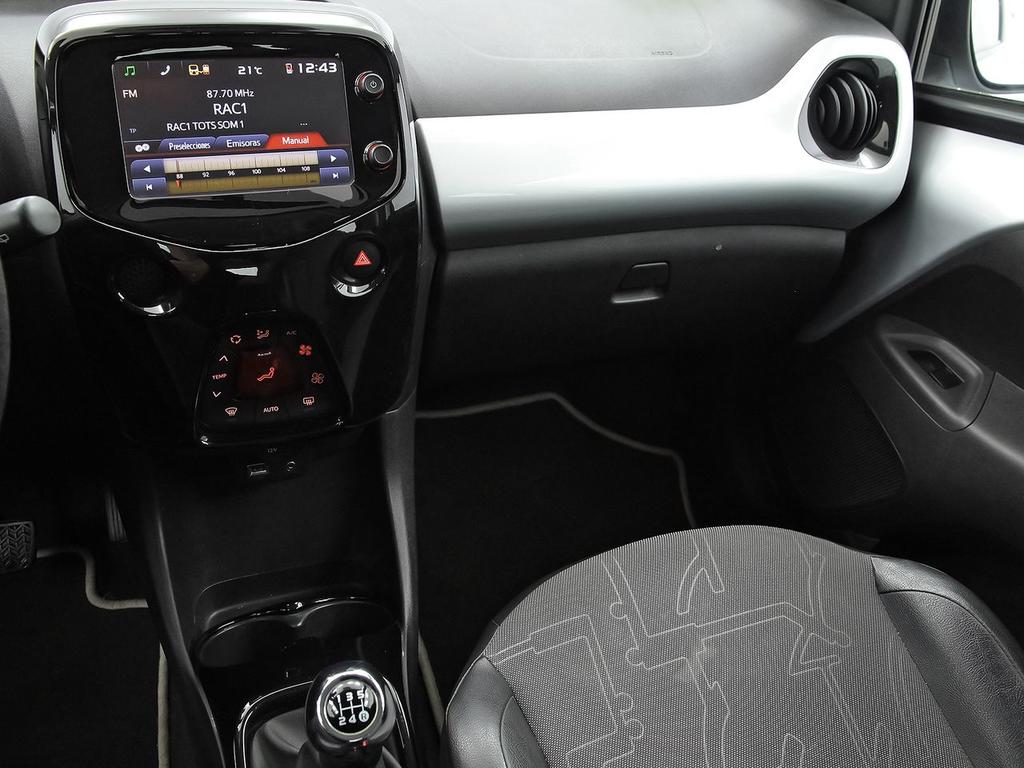 Toyota Aygo 1.0 70 x-play business 11