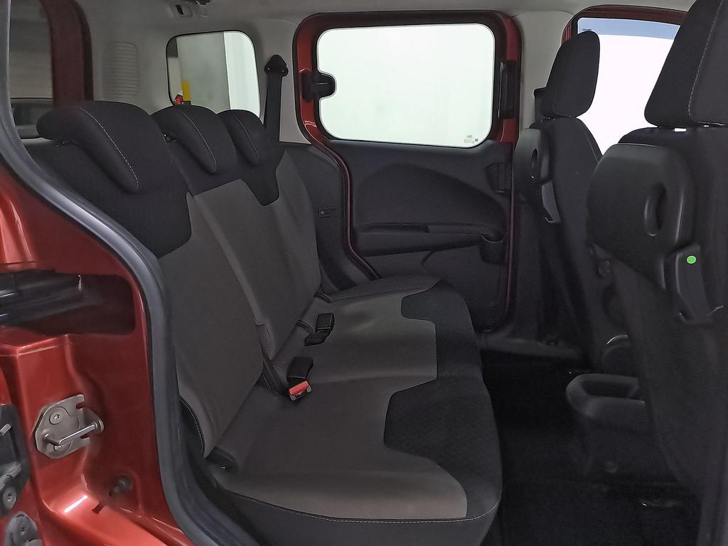 Ford Tourneo Courier 1.5 TDCi 95cv Titanium 8