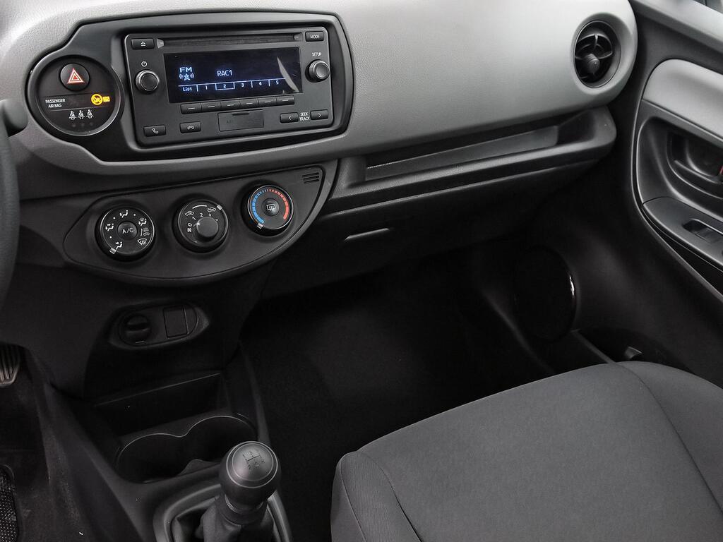 Toyota Yaris 1.0 70 Business 8