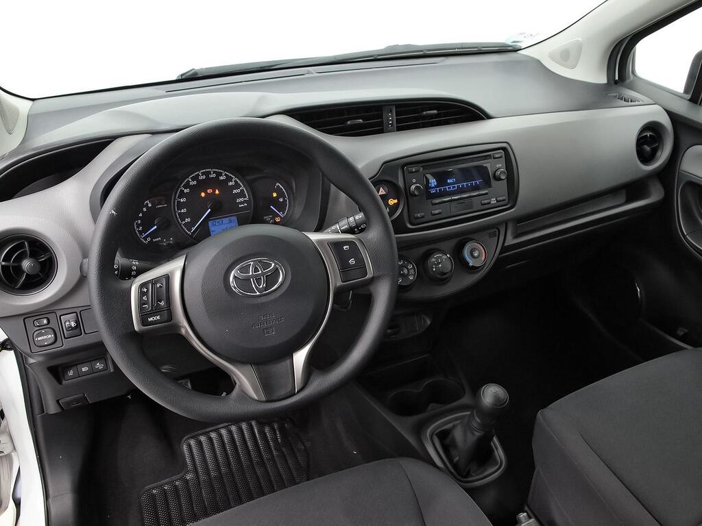 Toyota Yaris 1.0 70 Business 4