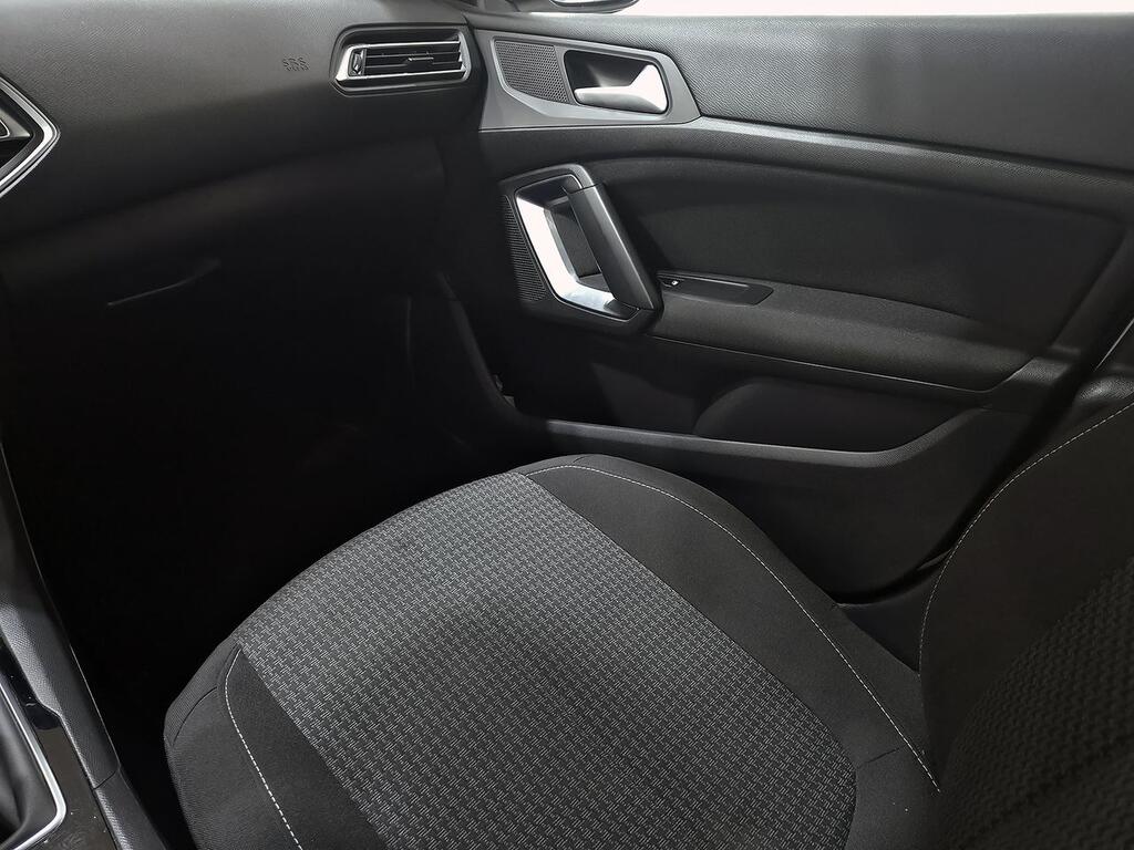 Peugeot 308 5p Active Pack BlueHDi 130 S&S 28