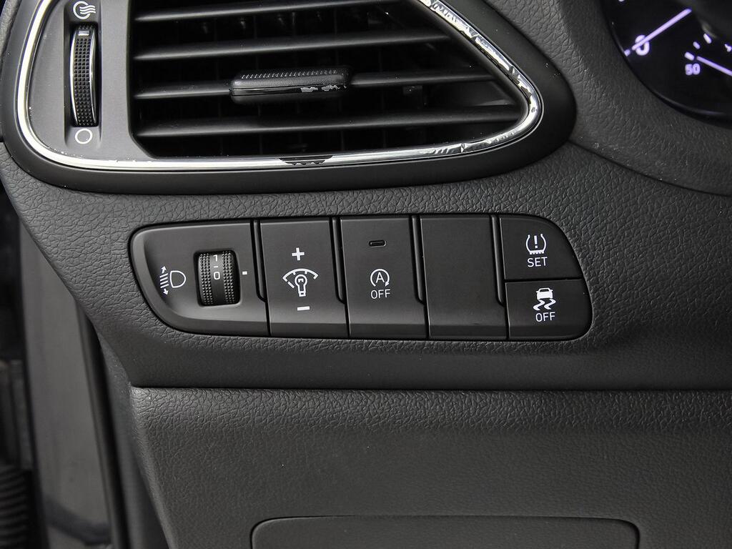 Hyundai i30 1.5 DPI Essence 14